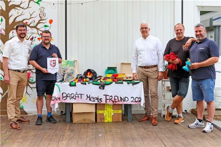 Dominik Gieler, Bürgermeister der Verbandsgemeinde Altenahr (3. v. re.) und Jugendpfleger Werner Söller (2. v. re.) bedankten sich bei (v. li.) Wolfgang Heidinger, Bundesbeauftragter Fluthilfe 2021, Christian Darantik, stellv. Projektleiter Fluthilfe und Mario Maltzahn, Sozialpädagoge und Projektmitarbeiter in der Malteser-Fluthilfe, für die bisherige Arbeit und tatkräftige Unterstützung. Die Malteser übergaben bei der Gelegenheit einen Spielekoffer für die Arbeit des Jugendbüros der Verbandsgemeinde Altenahr.  Foto: Thorsten Trütgen