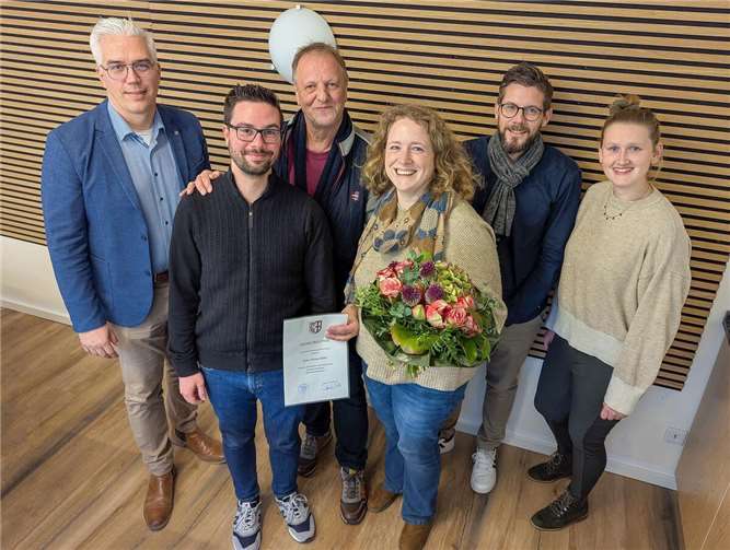 Dominik Gieler, Bürgermeister der Verbandsgemeinde Altenahr (li.) gratulierte zusammen mit Christoph Wasserzier, Leiter der Finanzabteilung (re.), und Florian Hupperich, stellvertretender Leiter des Sozialamts und Personalratsvorsitzender (2. v. li.) Andrea Wirtz (Mitte) zum 25-jährigen Dienstjubiläum. Werner Söller (3. v. li.) wurde im Beisein seiner Nachfolgerin Melanie Effert (re.) nach fast 34 Jahren als Jugendpfleger in der Verbandsgemeinde Altenahr in den wohlverdienten Ruhestand verabschiedet.  Foto: Thorsten Trütgen / VG Altenahr