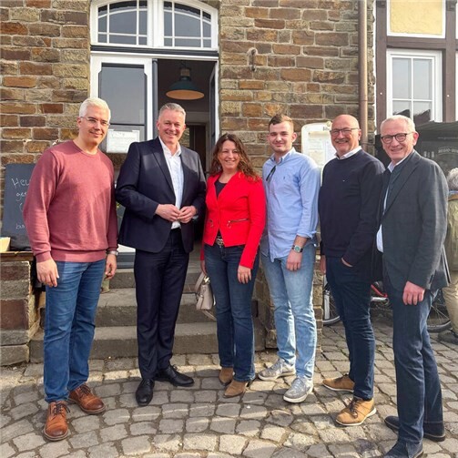 Dominik Gieler, Gordon Schnieder MdL, Ute Gabriel, Julius Knieps, Jürgen Schwarzmann und Guido Orthen (v.l.n.r.) in Mayschoß.  Foto: J. Knieps