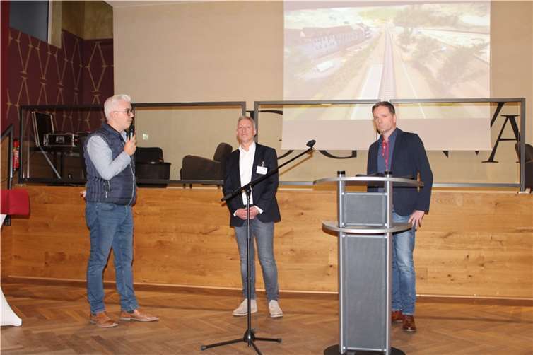 Dominik Gieler (li.), Stefan Schmitt (LBM) und Christian Sauer (DB) bei der Begrüßung.