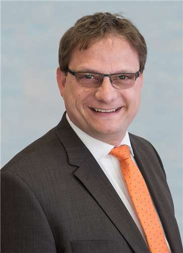 Dominik Hacker klärte die Dame vor Ort über den Enkeltrick-Betrug auf.