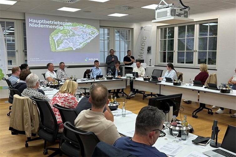 Dominik Heinz (hinten rechts) und Tobias Liersch (hinten links) von der Firma Holcim stellten den von ihrem Unternehmen beantragten Hauptbetriebsplan für den Basaltlavatagebau „Niedermendig 389“ der „Mendiger Basalt Schmitz Naturstein GmbH & Co. KG vor. 