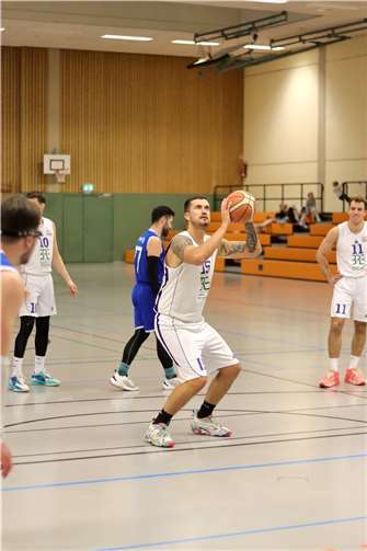 Dominik Hutzler an der Freiwurflinie.