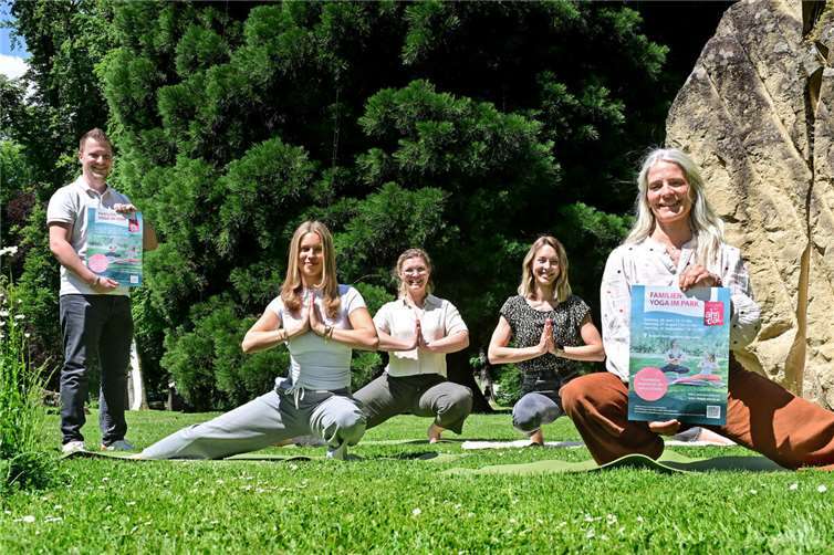 Dominik Kremer von der Marketing GmbH (l.) und Yoga-Lehrerin Pamela Kropitsch (r.) freuen sich darauf, am 28. Juni viele Familien zum Schnupper-Termin im Kurpark zu begrüßen.  Foto: Martin Gausmann