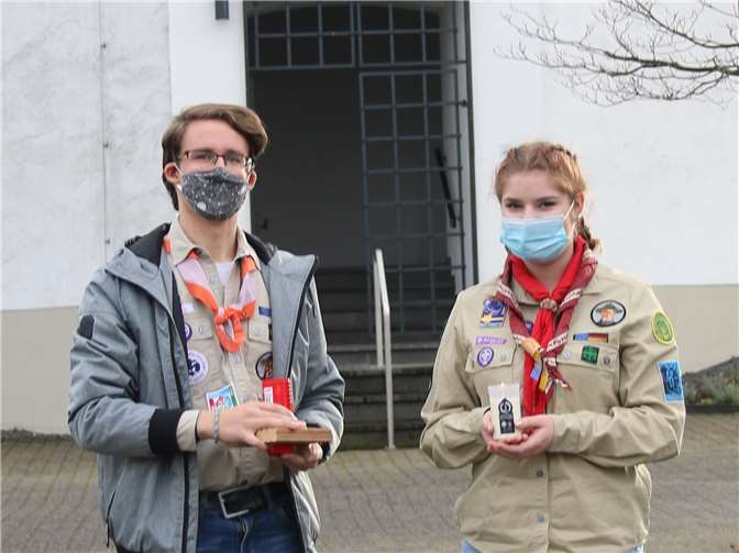 Dominik Krumscheid vom DPSG-Stamm St. Bonifatius (li.) übergab das Friedenslicht an Leonie Krämer von den Maifeld-Scouts Münstermaifeld vor der Bonifatiuskirche. Fotos: DPSG Oberbieber