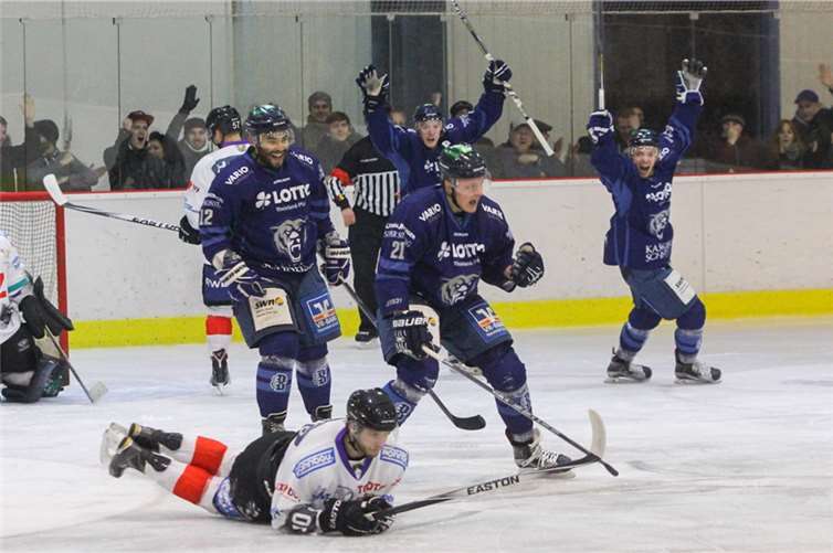 Dominik Ochmanns Torjubel beim letzten Spiel der Bären in Neuwied gegen Essen..  fischkoppMedien