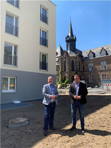 Dominik Pretz (rechts) bei seinem Austausch mit dem neuen Leiter des St. Josef Seniorenheims, Sven Lefkowitz (links).  Foto: SPD Vallendar