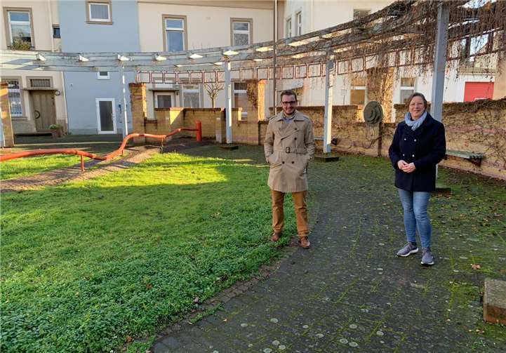 Dominik Pretz und Karin Küsel machten beim Dorfrundgang in Mühlhofen am Josef-Eisenbach-Platz Halt. Foto: privat