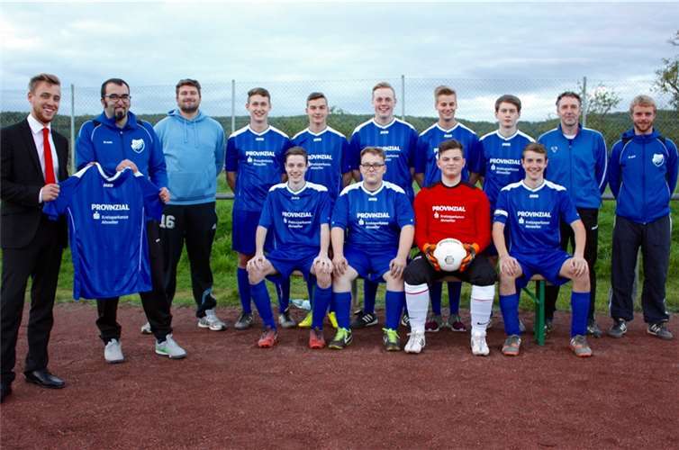 Dominik Schlich, Filialleiter der Kreissparkasse Ahrweiler in Bad Bodendorf, überreichte der A2-Jugend ihren Satz neuer Trikots. privat