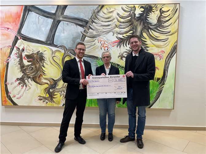 Dominik Schlich (l.), Dr. Brigitta Stodden (m.) und Dirigent Henrik Hasenberg (r.) freuen sich über die gute Zusammenarbeit. Foto: Kreissparkasse Ahrweiler