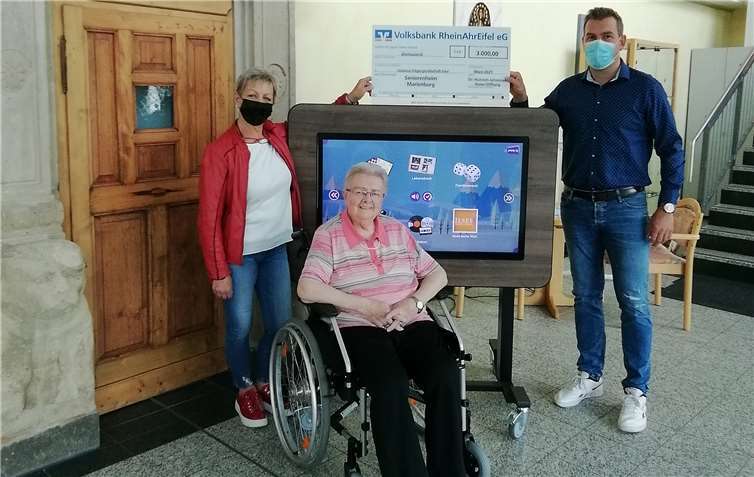 Dominik Schmitz, Ortsbürgermeister von Kempenich und Vorsitzender des Stiftungsrates der Dr. Heinrich-Johannes-Hasse Stiftung bei der Spendenscheckübergabe für den „DeBeleef TV Aktivierungstisch“ an Rita Casper, Leiterin des Seniorenheims Marienburg und Irmgard Zorn, Mitglied der Bewohnervertretung.Foto:Dr. Heinrich-Johannes-Hasse Stiftung