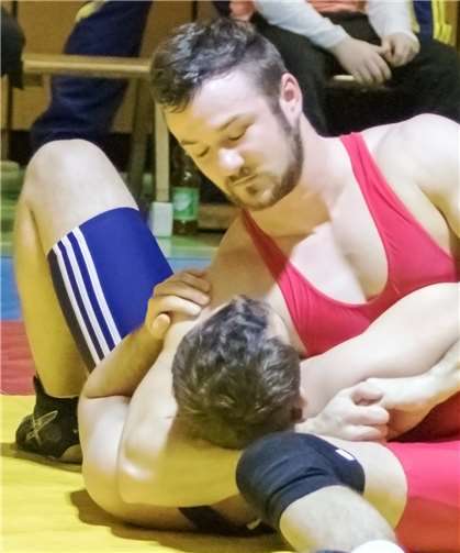 Dominik Zeigermann von der WKG Metternich/Rübenach/Boden im roten Trikot. M. Hartenfels