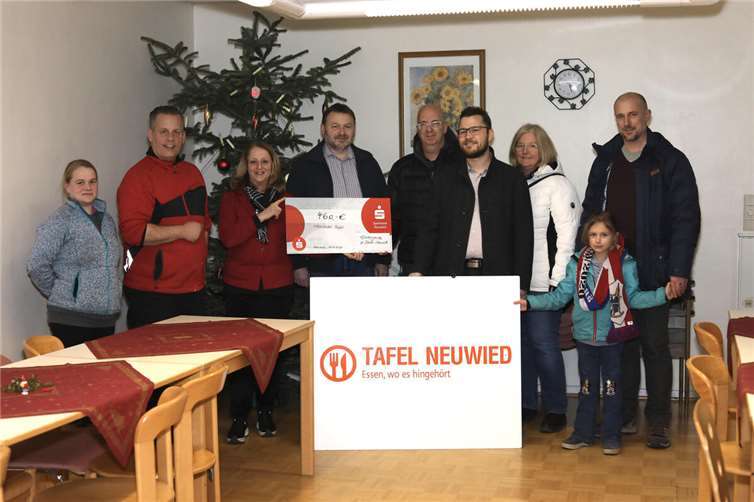 Dominique Graf, Markus Oehlschläger, Elisabeth Adrian (Caritas-Verband), Stefan Kugler (Präsident Ehrengarde), Michael Krämer, Alexander Wertgen (Kommandeur Ehrengarde), Sandra Elberskirch-Krämer, Lars Wallbaum mit Laura (Orga. Weihnachtsmarkt Ehrengarde).  Foto: Lea Berhausen