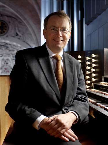 Domorganist Josef Still begleitet die Gruppe und stellt die Orgeln vor. J. Still