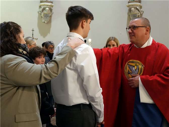 Domvikar Matthias Struth spendet das Sakrament der Firmung.  Foto: Bistum Trier/Julia Fröder