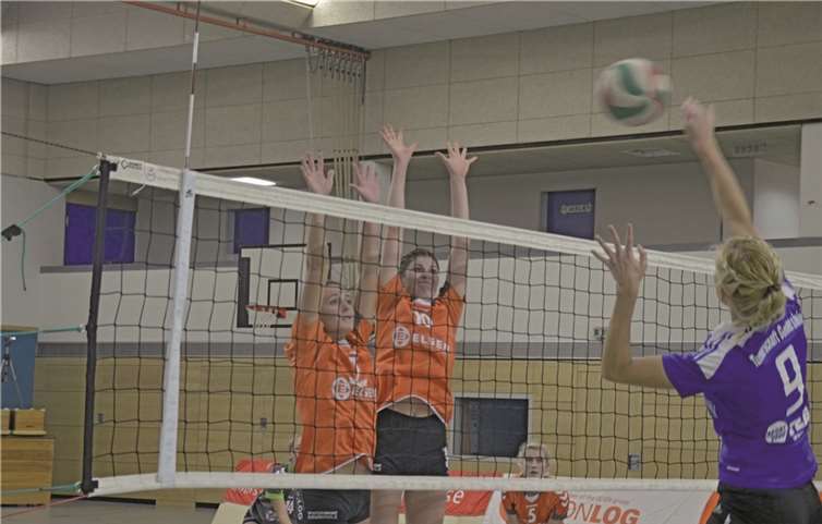Donna Sesterhenn und Elena Kopp bei der Blockabwehr.privat