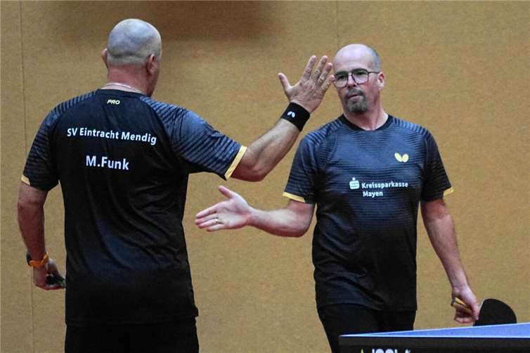 Doppel Markus Funk (l.) und Christoph Kettner beim Abklatschen nach dem Auftaktsieg. Foto: Michael Schreiber