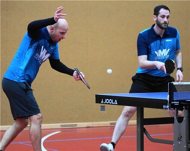 Doppel Steven Schneider (l.) / Philipp Linden läutete den 9:1-Kantersieg ein.  Foto: M. Schreiber