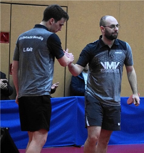 Doppelpartner Lukas Kalt (l.) und Jan Hillesheim gratulieren sich zum Punktgewinn.  Foto: M. Schreiber