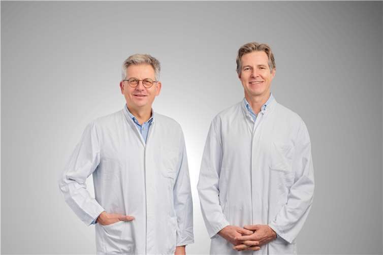 Doppelte Darmkrebskompetenz am Krankenhaus Maria Hilf (v.l.): Prof. Jörg Heller, Chefarzt Innere Medizin | Gastroenterologie, und Prof. Klaus Prenzel, Chefarzt Allgemein- und Viszeralchirurgie, laden zum gemeinsamen Infoabend.  Foto: Joachim Gies