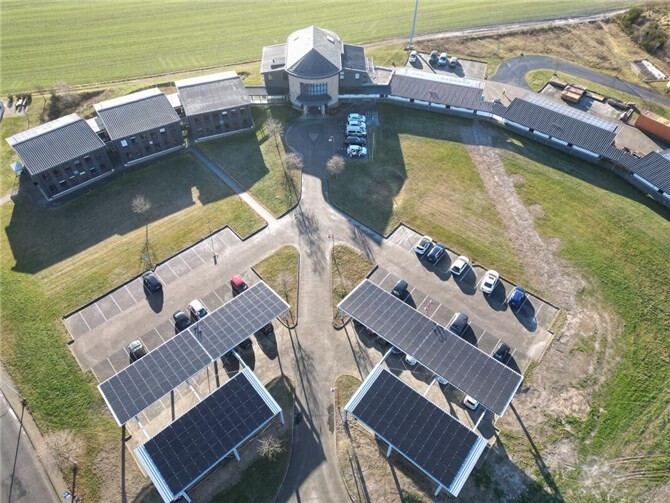 Doppelte Nutzung: die Photovoltaik-Anlage bringt Schatten und Strom.Foto: VGV Kaisersesch/Hans-Peter Irmiter