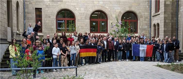 Doppelten Anlass zum Feiern hatte jetzt das Werner-Heisenberg-Gymnasium mit der Fertigstellung des „grünen Klassenzimmers“ und der 30-jährigen Partnerschaft mit dem Collège Jehan Bodel in Arras in Frankreich.  Foto: Matteo Hlevnjak