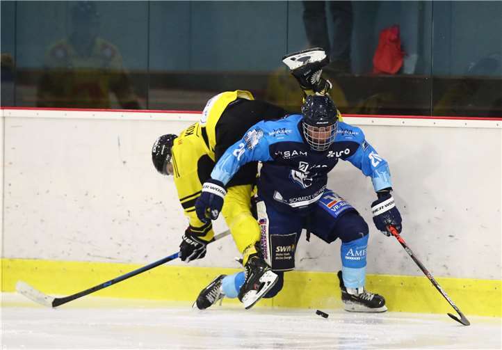 Doppeltorschütze Kevin Wilson war auch im Zweikampf wie hier gegen den Ex-Herforder Matyas Kovacs obenauf. Fotos: privat