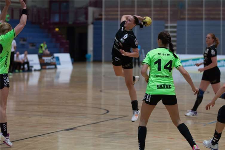 Dora Varga beim Sprungwurf.