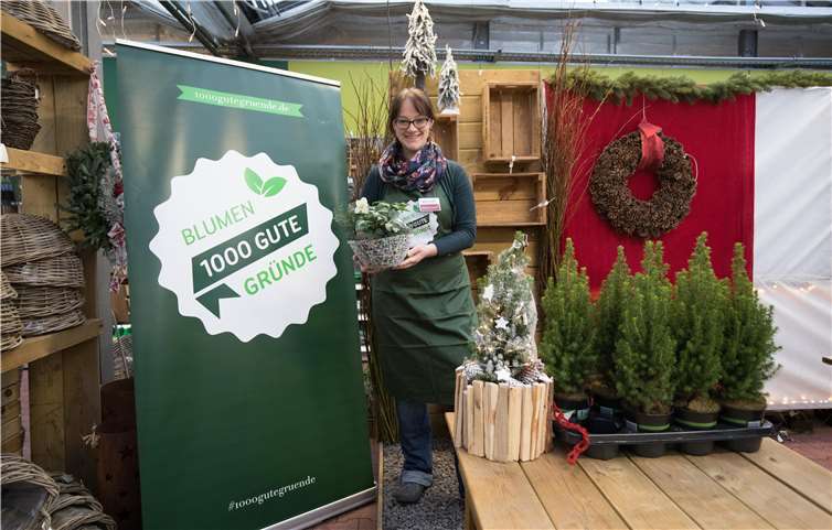 Doreen Neumann präsentiert die fertigen Objekte.  CEW