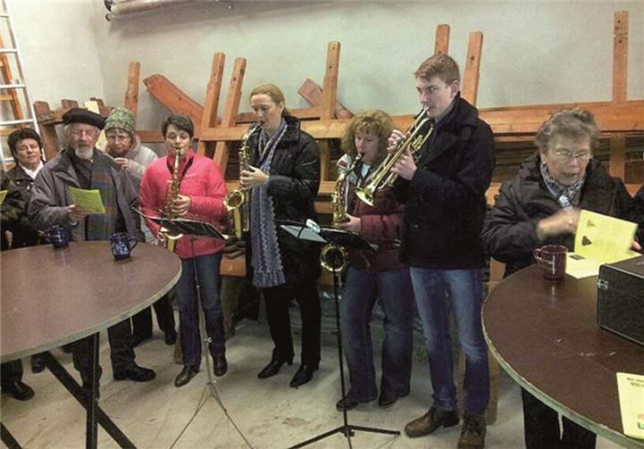 Dorfmusikanten: Hiltrud Schumacher, Jutta Muck, Edith Bell, Philipp Bell.