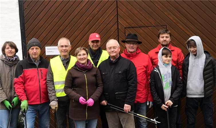 Dorfputz in Ließem: Treffpunkt der Helfer am Köllenhof. Foto: privat