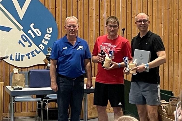Dorfturnier-Sieger: Das Team „Kellenwirbler“ mit TTV-Sportwart Frank Sommerfeld