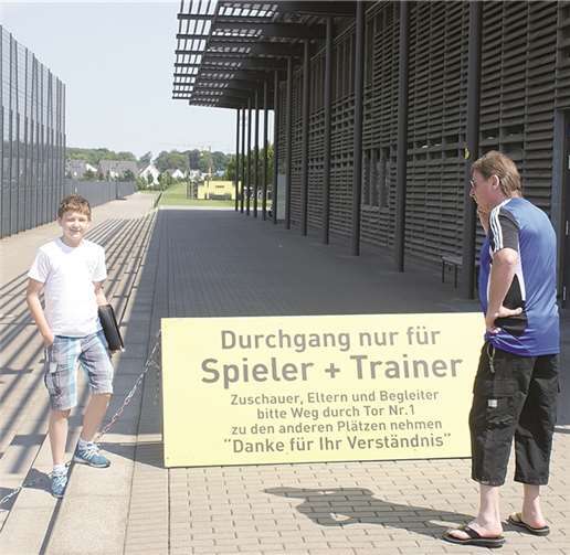 Dorian Meyer und Walter Gräf am Eingang des Trainingsgeländes.privat