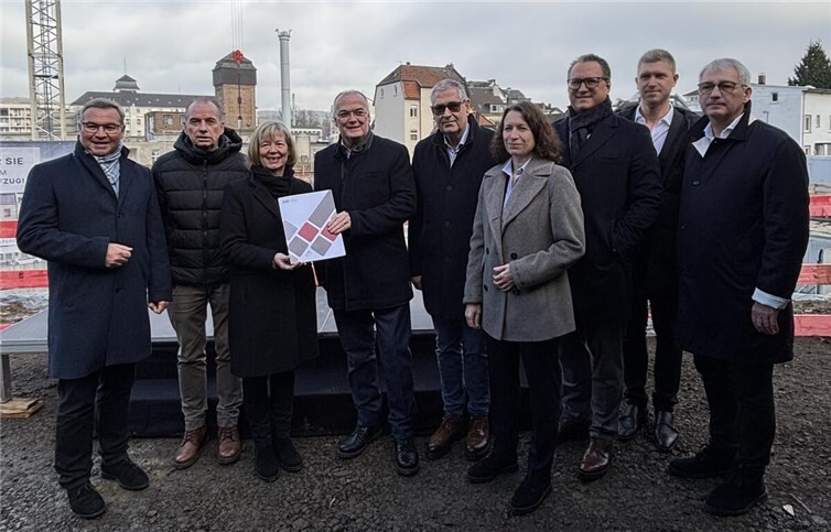 Doris Ahnen überreichte gemeinsam mit ISB-Vorstandsmitglied Dr. Ulrich Link den Förderbescheid an die KWU Bad Neuenahr-Ahrweiler GmbH & Co. KG. Foto: ISB