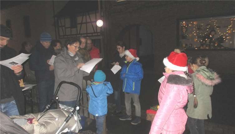 Doris Bier trug die Weihnachtsgeschichte kindgerecht vor. Im Hintergrund das besonders gestaltete Fenster. Privat