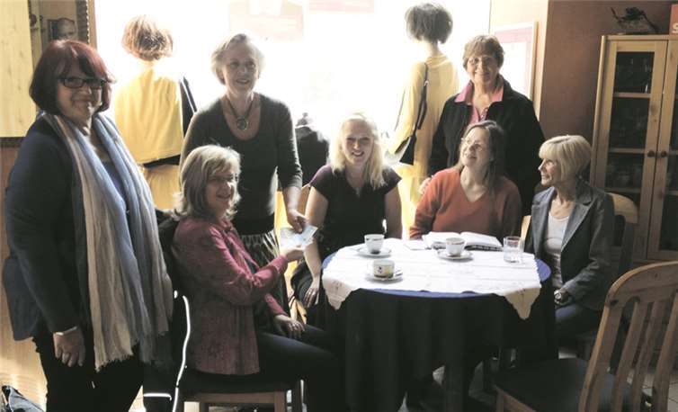 Doris Bruch Stadtratkandidatin der SPD, Claudia Lagepusch Förderverein Grundschule Ringen, Renate Schmidt Stadtratkandidatin der SPD, Christina Thiel Grundschullehrerin in Ringen, Lissi Melchiors, Inge Rickert und Uschi Zorn vom Arbeitskreis sozialdemokratischer Frauen (v.l.) bei der Spendenübergabe in "Petras Lädchen". Gnath