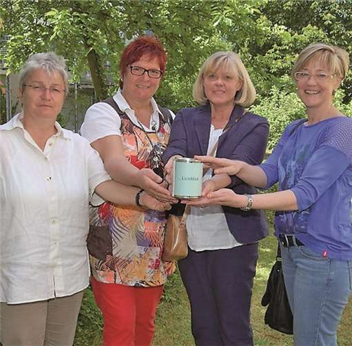 Doris Eyl-Müller (v.li.), Marion Hardt, Barbara Beckmann und Melanie Krumscheid bei der Übergabe der Spendendose. privat