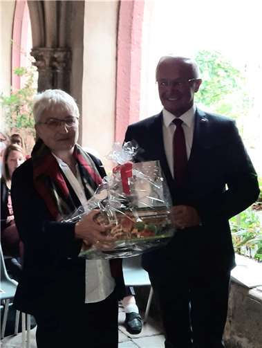 Doris Eyl-Müller war zum letzten Mal für die Preisverleihung verantwortlich. Landrat Achim Hallerbach dankte ihr mit einem Präsent. Foto: HE