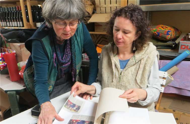 Doris Jonas und Sabine Schmitz blättern für „Blick aktuell“ in der 24-jährigen Chronik des Vereins „Aktion Eine Welt“ Andernach.