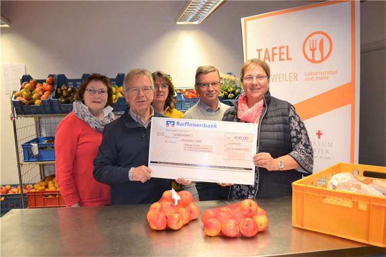 Doris Krämer, Walter Moritz, Erika Rönn und Peter Kujath waren in die Tafelräume von Bad Neuenahr-Ahrweiler gekommen, um ihre Spende Tafelkoordinatorin Mary Witsch (rechts im Bild) zu überreichen (von links).Foto: E.T. Müller