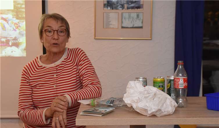 Doris Kübler referierte zum Thema plastikfreies Rheinbach und brachte Müll mit.