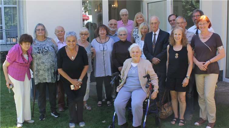 Doris Leber (Petah Tikva), Avi Avadiev (Christlich-Jüdische Gesellschaft und Jüdische Kultusgemeinde), Hans-Peter Kreutz (CJG), Doris Leber (Petah Tikva), Stefanie Maltha (CJG), Ingeborg Markowski (CJG), P. Prof. Dr. Alban Rüttenauer (CJG), Hans-Werner Schlenzig (CJG) und Dr. Jürgen Schumacher mit Gattin (Förderverein Mahnmal) zusammen mit den Teilnehmern des Heimatbesuchs.Foto: privat