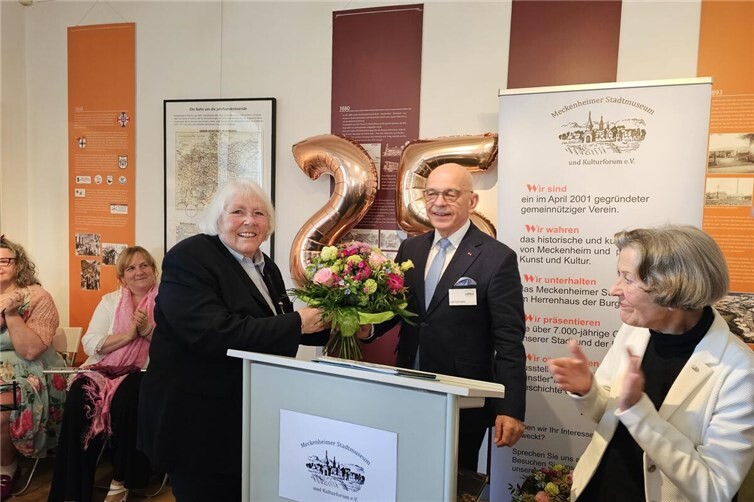 Doris Leistner (links im Bild) führte den Meckenheimer Museumsverein durch schwierige Zeiten. Der heutige Vorsitzende Dieter Ohm dankte ihr und weiteren Gründungsmitgliedern – rechts im Bild Inka Zimmer – für ihr Engagement.