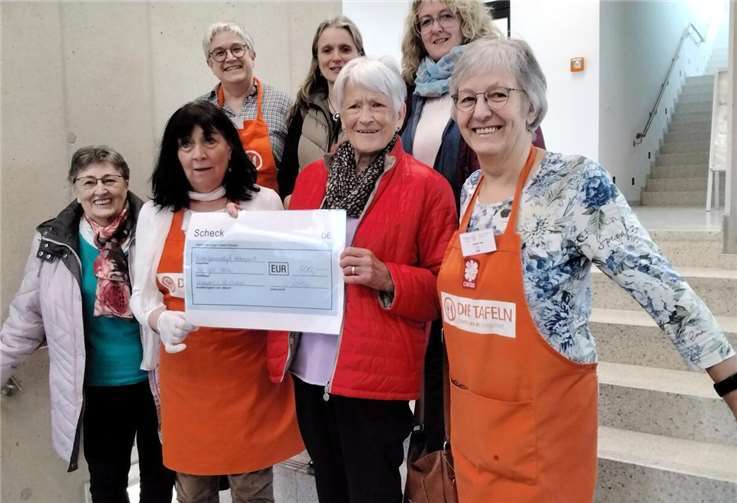 Doris Müller (Frauengemeinschaft), Beate Brost, Johanna Budack (Tafel), Katja Bidinger, Christel Ackermann und Inge Wilkening (Frauengemeinschaft), Dagmar Palm (Tafel) bei der Spendenübergabe. Foto: Dietmar Barth