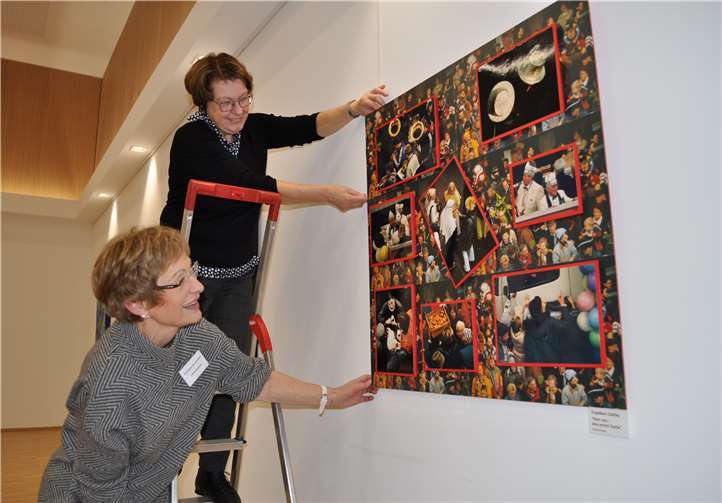 Doris Ohm, auf der Leiter, und Martha Barduhn bereiteten die Ausstellung vor. privat