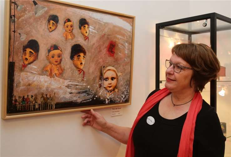 Doris Ohm mit ihrem Werk „Kino der Kunst“, welches unteranderem auf das Werk von Charlie Chaplin abstellt. Fotos: -StF-