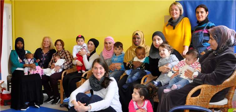 Doris Rauch mit den Dolmetschern und den Kursteilnehmern. privat