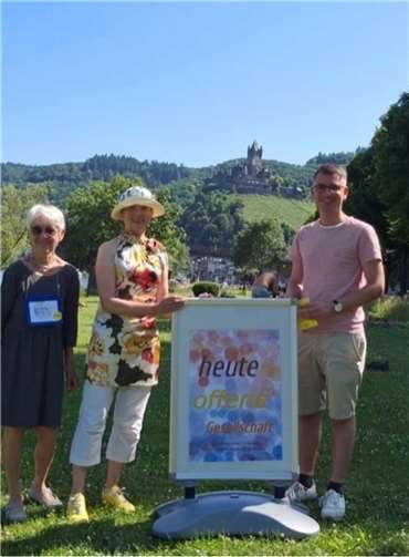 Dafür: Die Mosel ist bunt Doris Rheingans, Café International Cochem, Veronika Raß von der Initiative Moselkrampen sowie Jens Münster, MdL. Foto: Pastoraler Raum Cochem-Zell