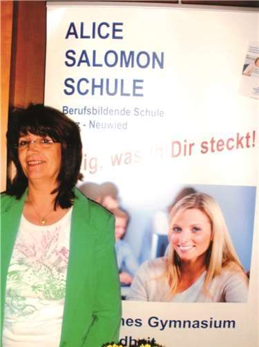 Doris Schwetje wirbt mit dem Stand derAlice-Solomon Schule Linz für die Ausbildung in der Hauswirtschaft. privat