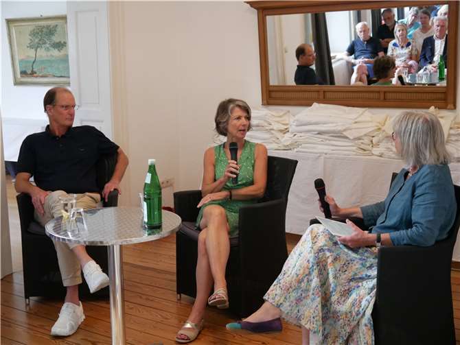 Doris Simon mit den Moderatoren Daniela Weingärtner und Jochen Hoenig beim 11. Europäischen Salon.  Foto: Villa Weingärtner